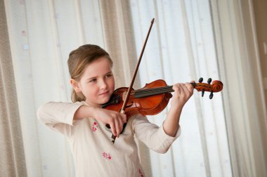 Çocuk oyun keman evde