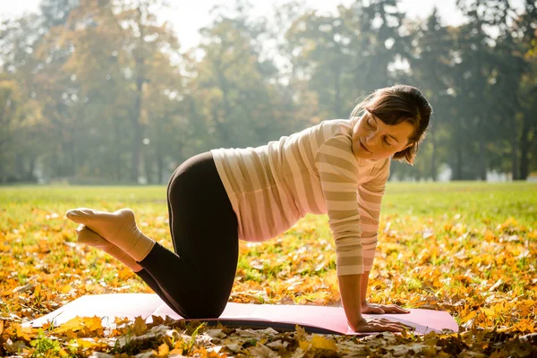 Healthy pregnancy - exercising outdoor — Stock Photo, Image