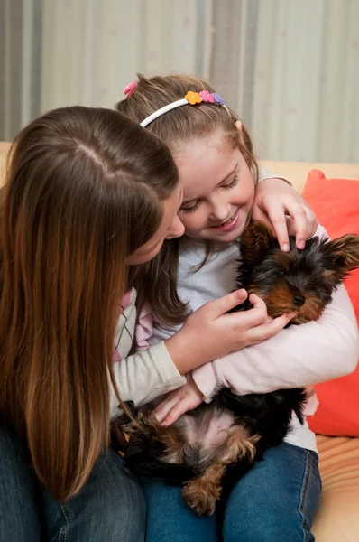 Enfants jouant avec chien — Photo