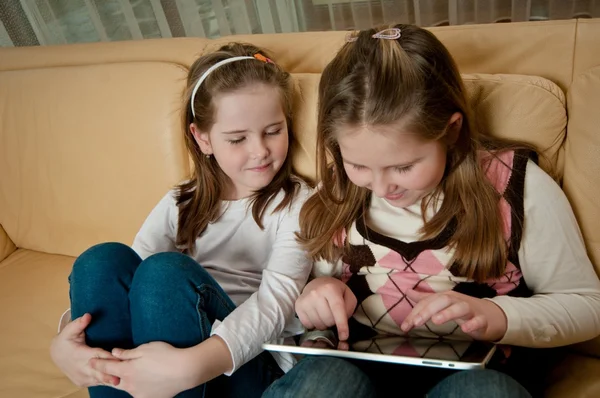 Crianças brincando com tablet — Fotografia de Stock