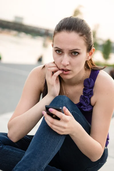 Problemi - giovane donna con telefono — Foto Stock