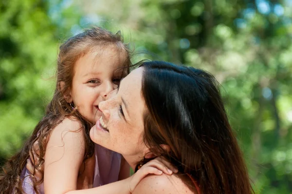 La felicidad - la madre con su hijo —  Fotos de Stock