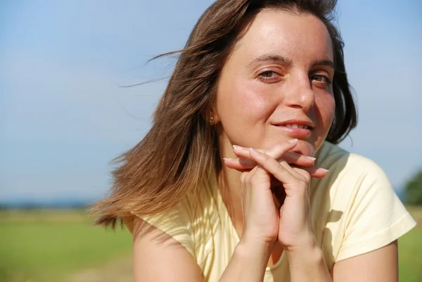 Portrait de jeune femme en plein air — Photo