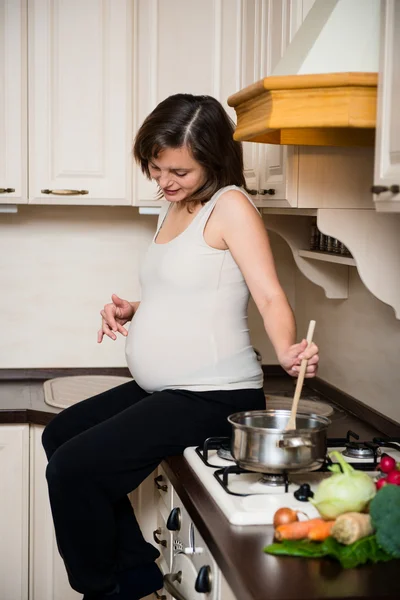 孕妇烹饪 — 图库照片