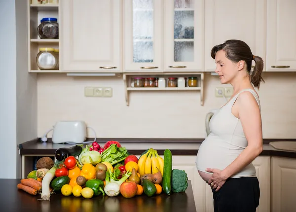 Беременная женщина - здоровая пища — стоковое фото