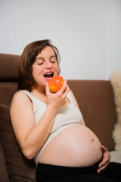 Hamile kadın elma yiyor. — Stok fotoğraf