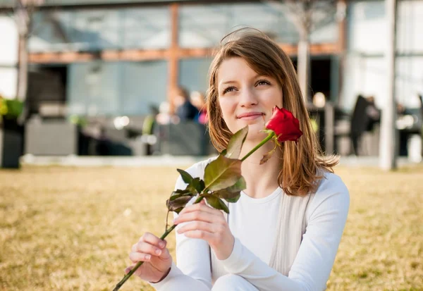 红玫瑰的年轻女子 — 图库照片