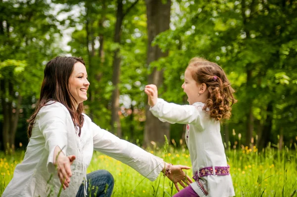 Mädchen mit ihrer Mutter draußen in der Natur — Stockfoto