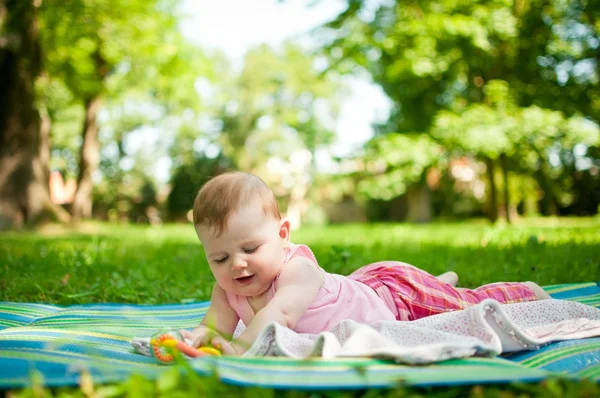 Retrato de bebê - deitado ao ar livre — Fotografia de Stock