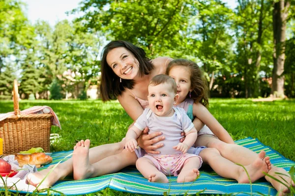 Familienporträt - Mutter mit Kindern — Stockfoto
