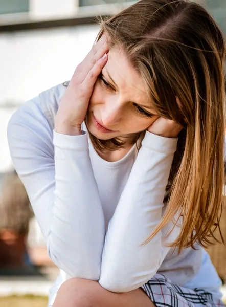 Mujer joven con dolor de cabeza al aire libre — Foto de Stock