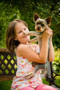 çocuk ve köpek