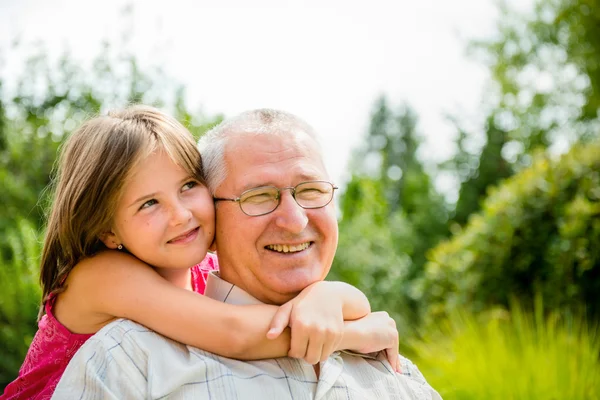 Heureux grand-père avec petit-enfant — Photo