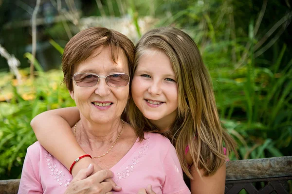 Grootmoeder met kleinkind — Stockfoto