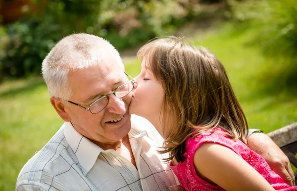 Boldog nyugdíjazást az unokájával. Jogdíjmentes Stock Fotók
