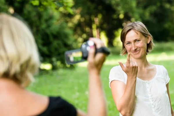 Seniormor filmer barnet sitt. – stockfoto