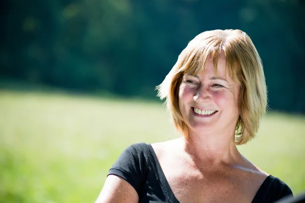 Smiling mature woman outdoor portrait — Stock Photo, Image