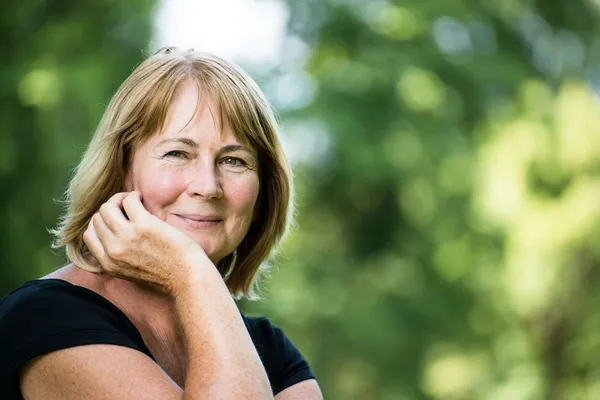 Lächeln reife Frau im Freien Porträt Stockfoto