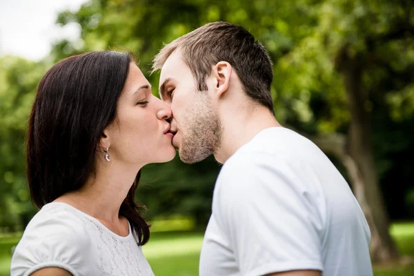 年轻人爱在接吻情侣 — 图库照片