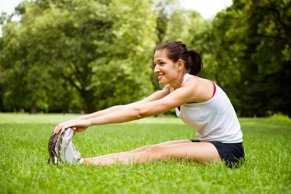 Stretching oefening - sport vrouw buiten — Stockfoto