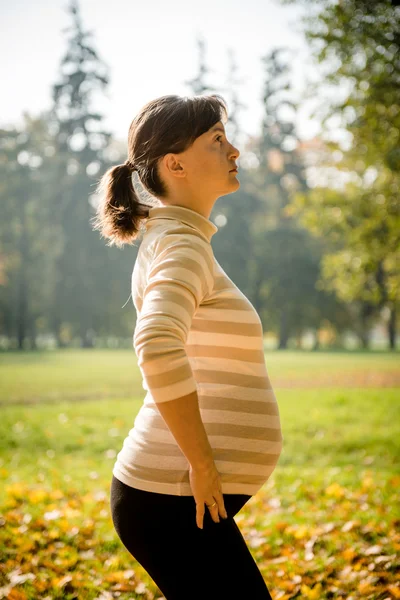 Graviditet - utöva utomhus — Stockfoto