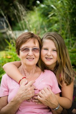 Büyükanne torunu ile