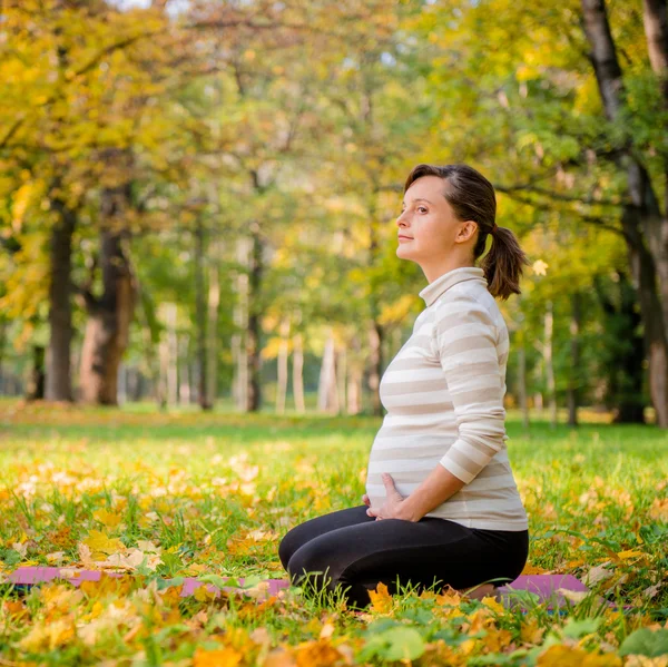 Relaxe - mulher grávida ao ar livre — Fotografia de Stock