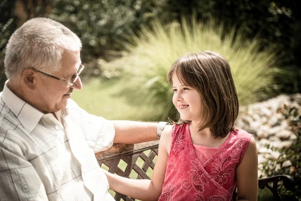 Vie joyeuse - grand-père avec petit-enfant — Photo