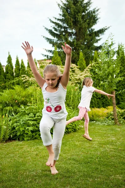 Children doing cartwheels in backyard — Stock Photo, Image