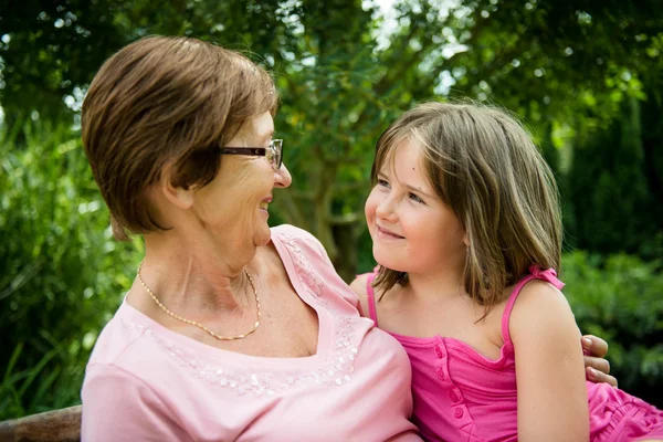 Tillsammans - mormor med barnbarn — Stockfoto