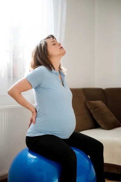 Kobieta w ciąży z bólem pleców — Zdjęcie stockowe