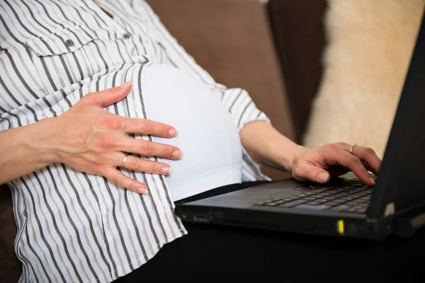 Embarazo - trabajar desde casa — Foto de Stock