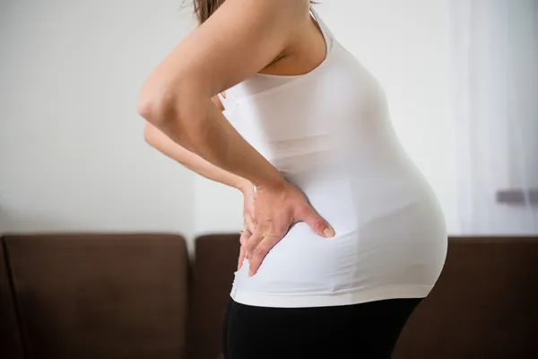 Rückenschmerzen während der Schwangerschaft lizenzfreie Stockfotos