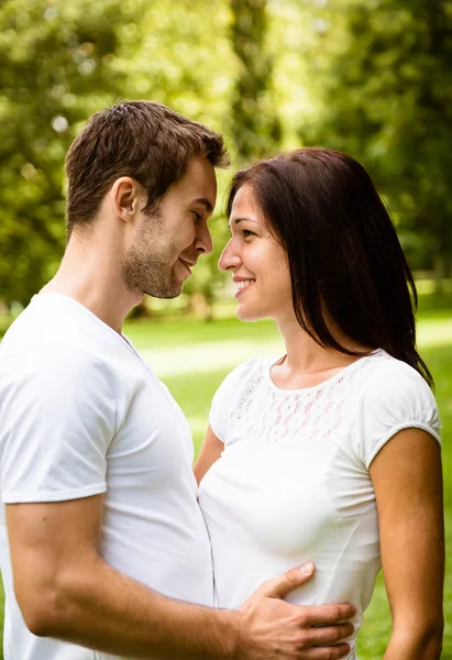 Pareja joven enamorada juntos — Foto de Stock