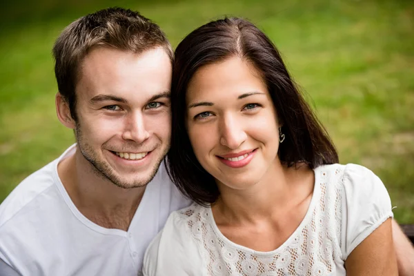 Jovem casal retrato — Fotografia de Stock