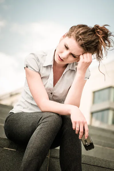 Schlechte Nachricht - unglückliche Frau mit Handy — Stockfoto