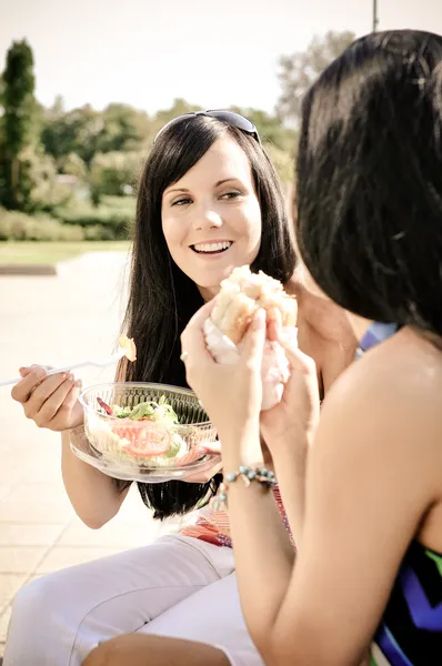 Amigos se divertindo muito ao comer ao ar livre — Fotografia de Stock