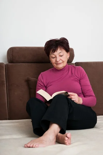 Mulher sênior leitura livro — Fotografia de Stock