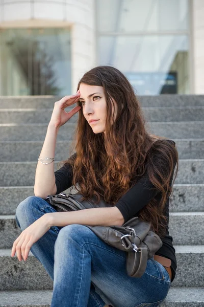 Deprese - venkovní portrét mladé ženy — Stock fotografie