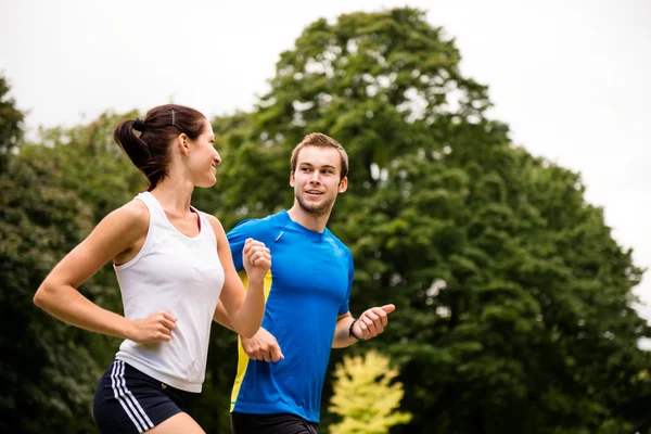 -genç bir çift jogging koşma — Stok fotoğraf