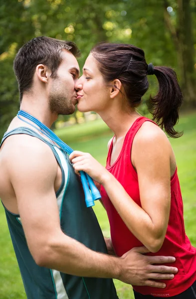 Jovem esporte beijo casal — Fotografia de Stock