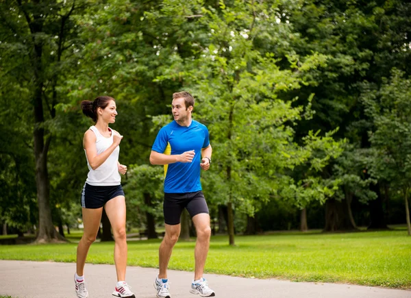 Jogging juntos - entrenamiento de pareja joven —  Fotos de Stock