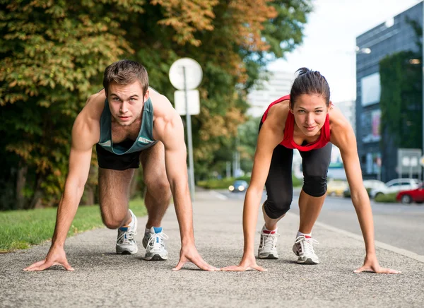 Rivalität - junges Paar konkurriert beim Laufen — Stockfoto