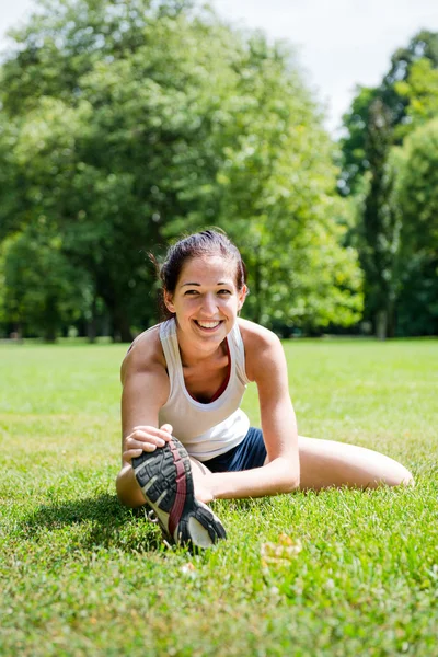 Dehnübungen - Sportlerin im Freien — Stockfoto