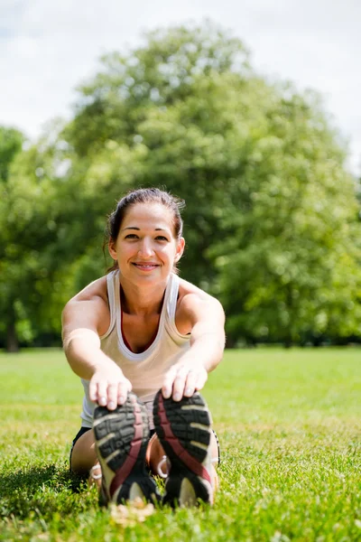 Esercizio di stretching - donna sportiva all'aperto — Foto Stock