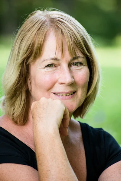 Smiling mature woman outdoor portrait — Stock Photo, Image