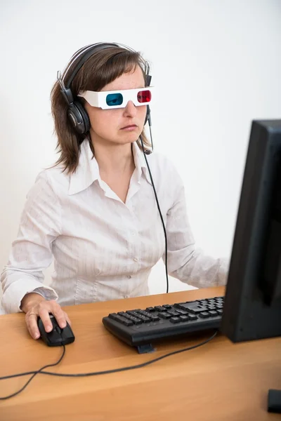 Persona de negocios con gafas 3d trabajando en la oficina — Foto de Stock