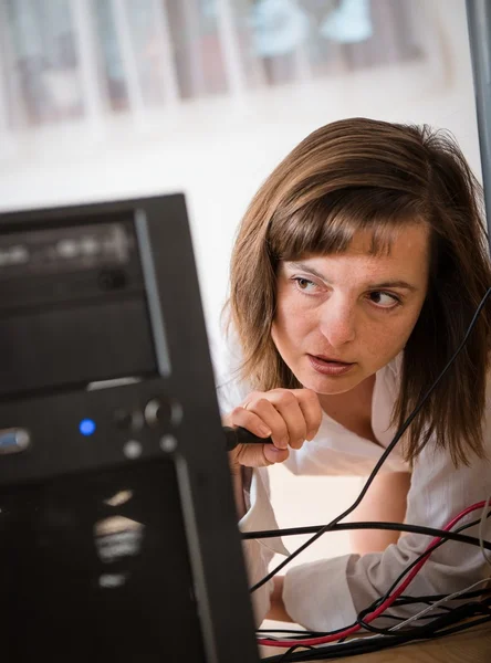 Hårdvaruproblem - kvinna reparera datorn — Stockfoto