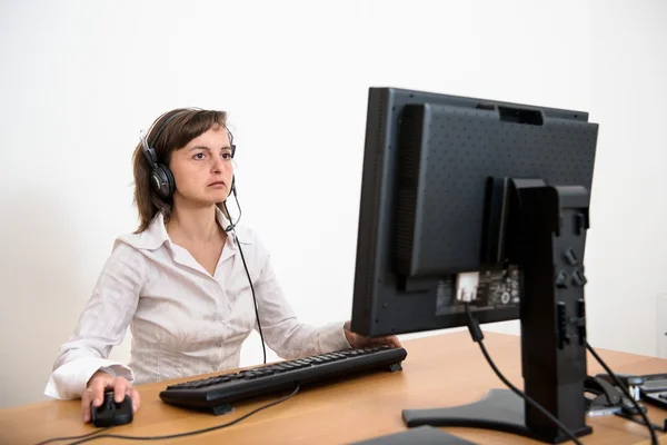 Empresário que trabalha no escritório — Fotografia de Stock