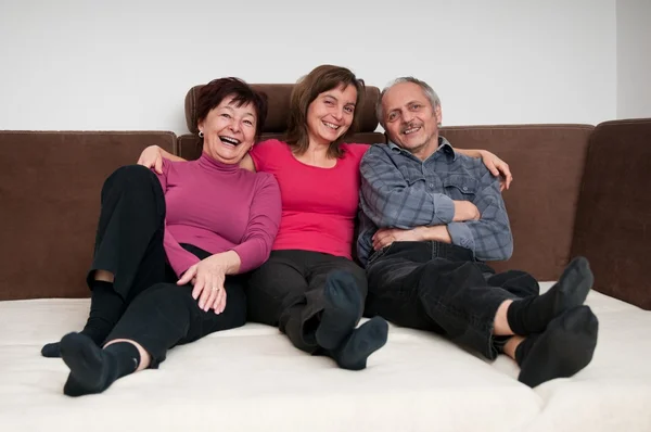 Gelukkig gezin - portret thuis — Stockfoto